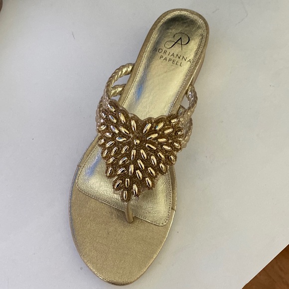 New Adrianna Papell Gold Sandal Flip Flop - Picture 2 of 8